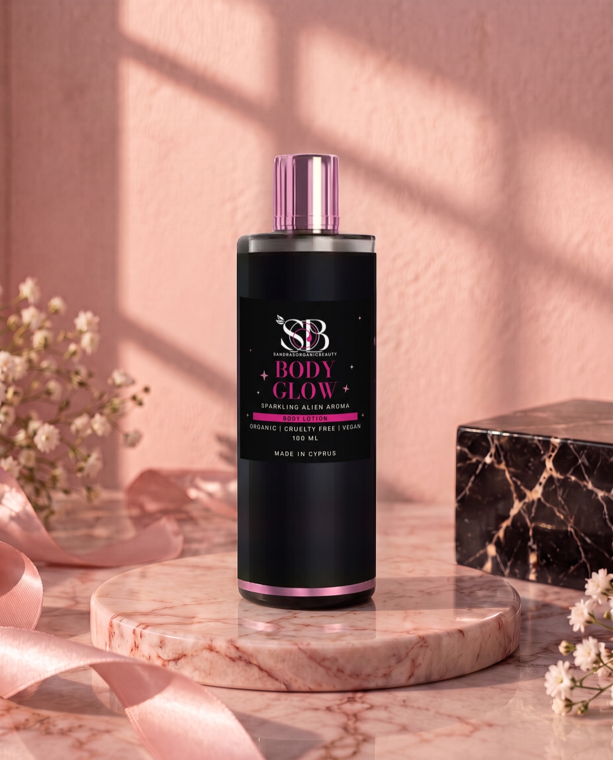 Ένα μαύρο μπουκάλι λοσιόν σώματος Body Glow σε άρωμα Sparkling Alien με ροζ καπάκι, σε βάση από ροζ μάρμαρο